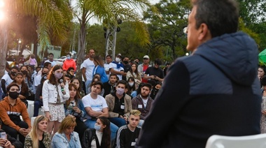 En la recta final de la campaña, Massa juntó a jóvenes en San Fernando