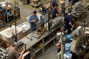La industria pyme cae 30% anual en el primer mes de 2024