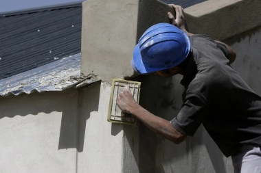 La construcción y la industria volvieron a tener caídas que llegan al 30%