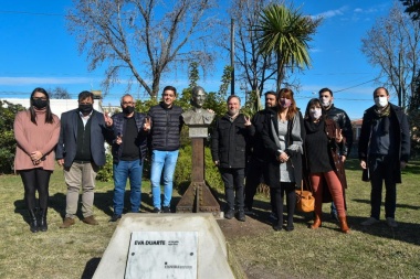 El Partido Justicialista y la UNNOBA restituyeron el busto de Eva en el ex Ferroviario