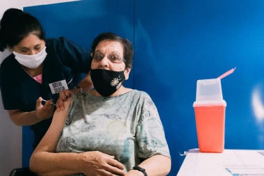En medio de la tercera ola sube la cantidad de bonaerenses que inician vacunación