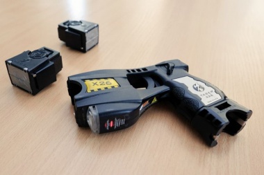 Provincia avisa que los intendentes no pueden armar con Taser a la policía