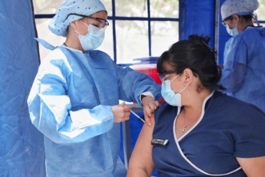 La oposición pide informes a Gollán por la posibilidad de que se aplique solo una dosis de vacuna