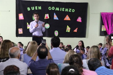 Petrecca parafraseó a Sarmiento: "dentro del aula todo, fuera del aula nada"