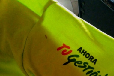 Repartieron remeras con la "marca" de la gestión de Aiola en la colonia municipal