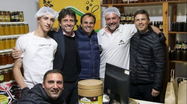 Costa recorrió empresas y firmó convenios en dos distritos de la cuarta