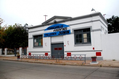 Realizan un abrazo simbólico al predio ferroviario de Junín