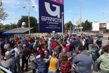 Abrazo simbólico en los talleres ferroviarios por el cierre de la cooperativa