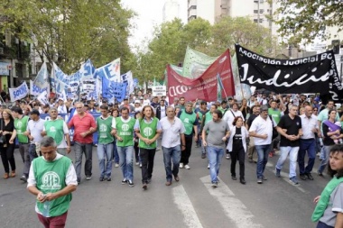 Protestas: paran los médicos, estatales, y judiciales y marchan a la Gobernación