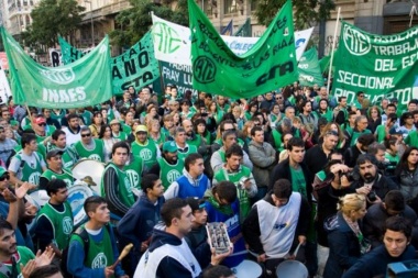 Adelantan cláusula de revisión: estatales cobrarán un aumento salarial del 12,5%