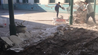 Suteba Junín pidió la clausura del edificio de la Escuela 1 luego de la caída de techos y mampostería