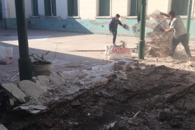 Suteba Junín pidió la clausura del edificio de la Escuela 1 luego de la caída de techos y mampostería