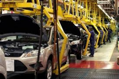 La producción de vehículos bajó 31,2% en octubre y suma 15 meses de caída