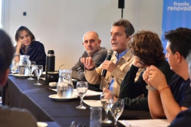 Cumbre del massismo, apoyo de la cuarta: "es peronismo o Milei"
