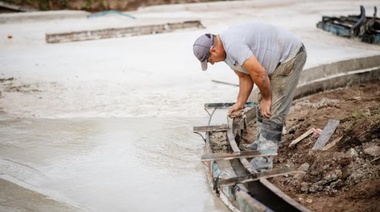 Avanzan tareas de pavimentación en la ciudad de Alberti