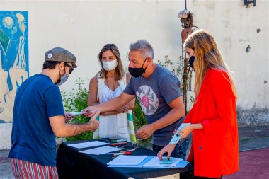 El municipio entregó incentivos al arte y el turismo y el FdT agradeció a Kicillof