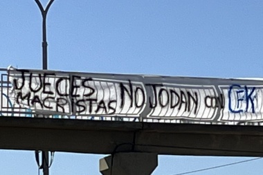 En Junín aparecen carteles anónimos de apoyo a Cristina Fernández