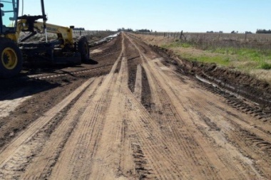 Lincoln recibió maquinaria de Nación para mejorar los caminos rurales