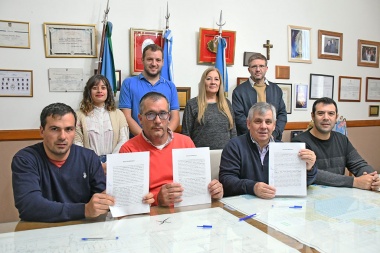 Britos firmó boleto de compraventa para un terreno del Parque Industrial de Moquehuá