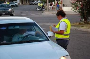 Impulsan ley para que el seguro esté visible en el parabrisas de cada auto