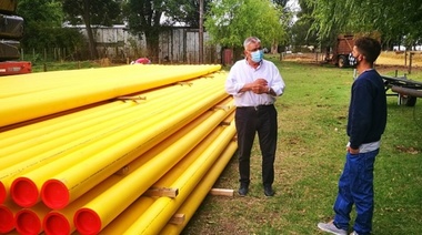Gatica supervisó la llegada de caños de gas natural para una localidad de Bragado