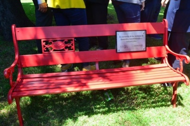 Inauguran el "Banco Rojo" en memoria de las víctimas de violencia de género