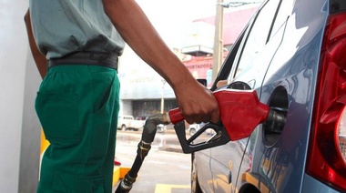 El Gobierno postergó para marzo la suba de impuestos en combustibles