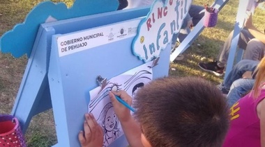 En la Feria del libro de Pehuajó hicieron pintar dibujos de Evita y el Che Guevara