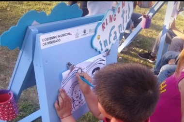 En la Feria del libro de Pehuajó hicieron pintar dibujos de Evita y el Che Guevara
