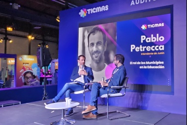 Petrecca disertó en la Feria del Libro sobre el rol de Municipios en educación