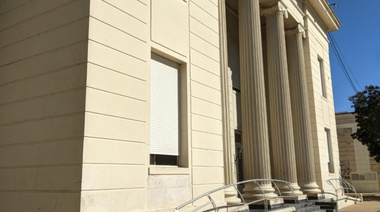 La administración Recoulat depósito los salarios para los municipales