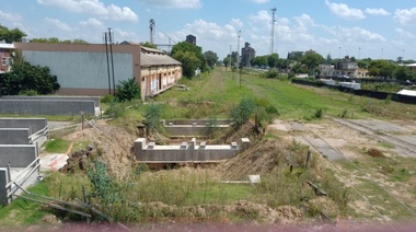 Elevan la documentación a ADIFSE para el nuevo proyecto del paso bajo nivel