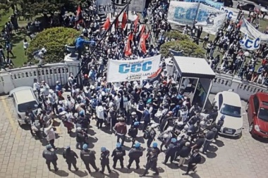 Organizaciones sociales intentaron tomar la Municipalidad de La Plata e hirieron a funcionario