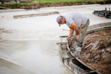 Avanzan tareas de pavimentación en la ciudad de Alberti