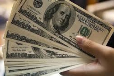 Dólar blue: el billete paralelo volvió a recalentarse y trepó los 67 pesos