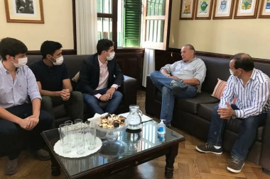 Berni en la cuarta: recorrida por tres distritos y entrega de móviles para otros cuatro