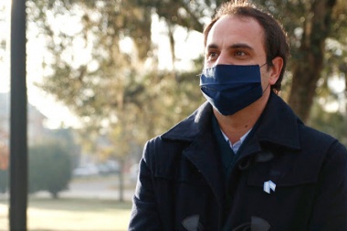 En medio de la pandemia intendente del FdT anunció bono de 12.000 pesos a municipales