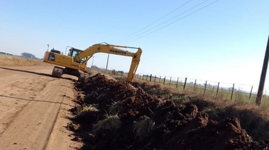 Intensos trabajos en Alberti de mantenimiento de canales y arreglos de caminos rurales