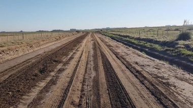 Trabajos de mantenimiento de la red vial en la zona rural de Alberti