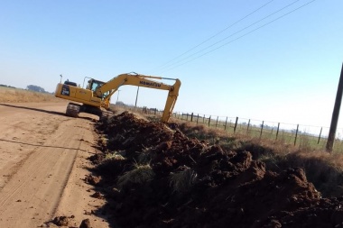 Intensos trabajos en Alberti de mantenimiento de canales y arreglos de caminos rurales