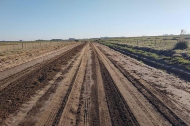 Trabajos de mantenimiento de la red vial en la zona rural de Alberti