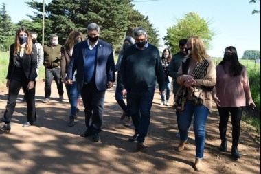Javier Rodríguez recorrió obras provinciales en caminos rurales y se reunió con productores de Junín