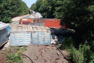 Grave descarrilamiento de un tren carguero a 30 kilómetros de Junín