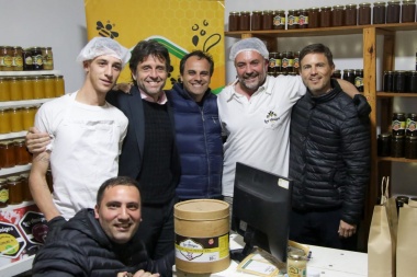 Costa recorrió empresas y firmó convenios en dos distritos de la cuarta