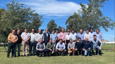 Con intendentes de la cuarta, Kicillof recibe a municipios radicales