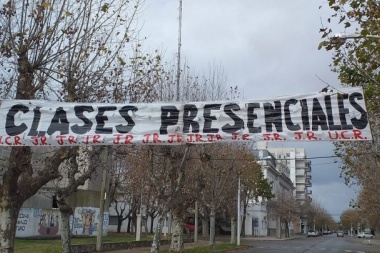 En territorio K, el radicalismo colgó pasacalles por la vuelta a la presencialidad en escuelas