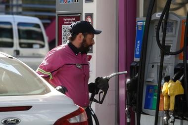 Inflación: sin previo aviso, YPF y Axion ya aumentaron el precio de sus combustibles