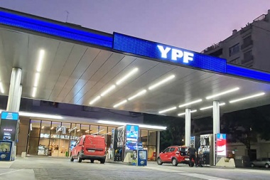 El titular de YPF negó que vaya a subir el combustible antes de fin de año