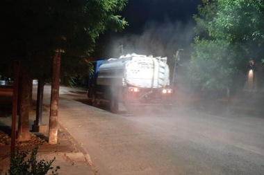 Alberti: un camión regador recorre las calles desinfectando con agua y cloro