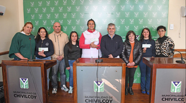 Britos entregó cheques a tres instituciones educativas de Chivilcoy